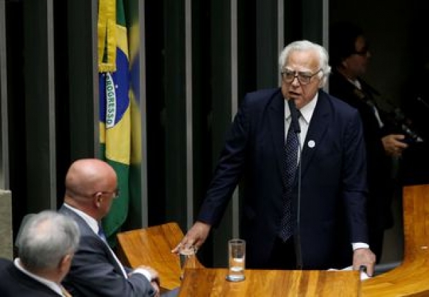 Brasília - Miro Teixeira discursa na sessão plenária para eleição do novo presidente da Câmara dos Deputados (Wilson Dias/Agência Brasil)