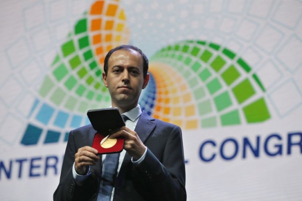 O matemático iraniano Caucher Birkar recebe nova medalha Fields, no Congresso Internacional de Matemática, após ter sua medalha furtada minutos depois de recebê-la no evento realizado no Riocentro.
