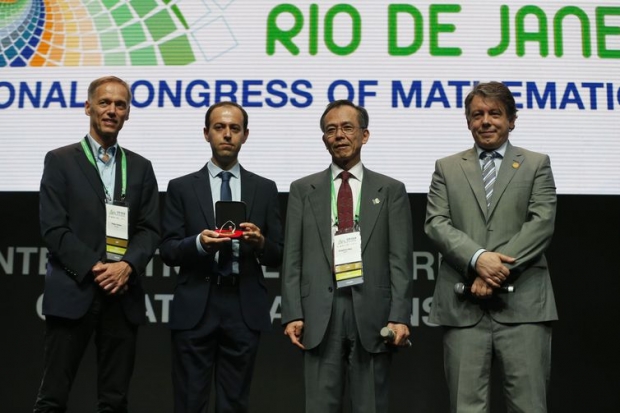 O matemático iraniano Caucher Birkar recebe nova medalha Fields, no Congresso Internacional de Matemática, após ter sua medalha furtada minutos depois de recebê-la no evento realizado no Riocentro.