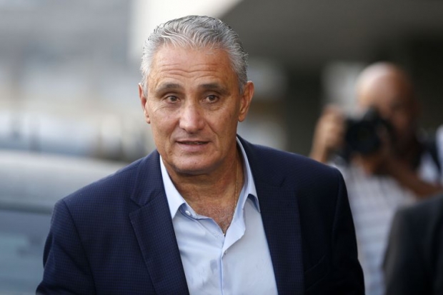 O técnico Tite durante desembarque da seleção no Rio de Janeiro. 