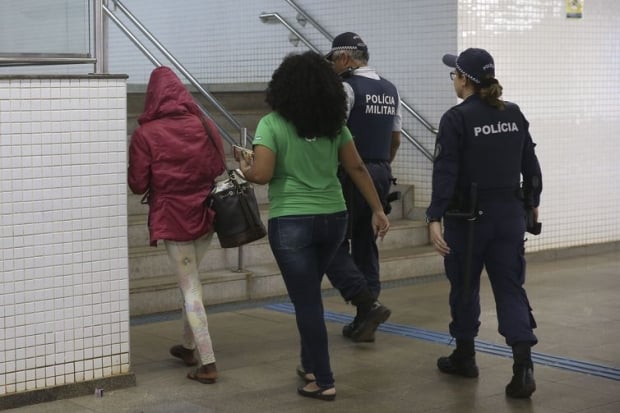 Amanda*, 34 anos, é conduzida por agentes do Ceam de policiais militares para fazer o boletim de ocorrência de agressão 