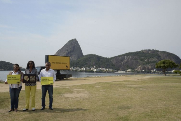 A mãe de Marielle, Marinete Silva (E), o pai, Antônio Silva e a diretora executiva da Anistia Internacional Brasil, Jurema Werneck durante ato no Aterro do Flamengo, zona sul do Rio, que cobra solução do caso Marielle Franco e Anderson Gomes.