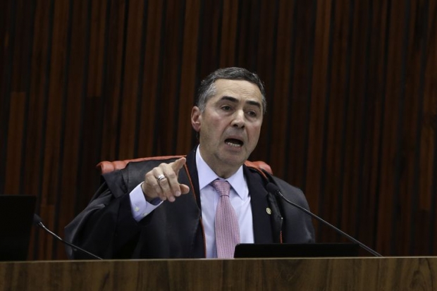 O ministro Roberto Barroso durante julgamento do pedido de registro de candidatura de Luiz Inácio Lula da Silva para a presidência da República nas eleições de outubro, no TSE.