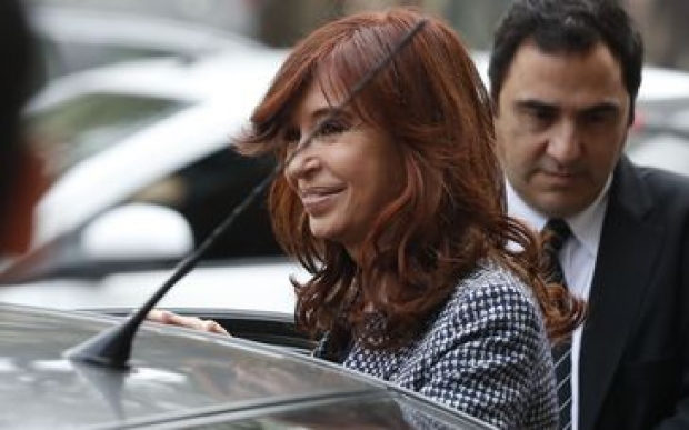 Cristina Kirchner deixa o tribunal após prestar depoimento em investigação sobre supostos crimes de lavagem de dinheiro