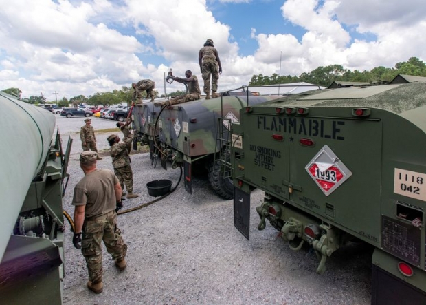 Oficiais da armada norte-americana se preparam para chegada de furacão na Carolina do Sul