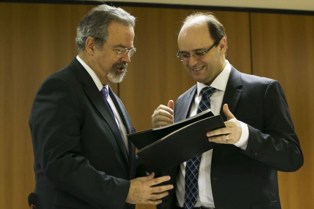 O ministro da Segurança Pública, Raul Jungmann, e o ministro da Educação, Rossieli Soares, assinam protocolo de intenções para permitir a ampliação do acesso à educação para presos. 