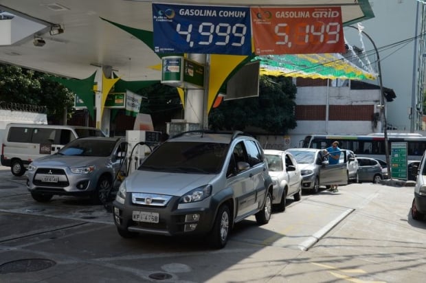 Greve de caminhoneiros provoca fila para abastecimento de combustível em posto de gasolina no Rio de Janeiro.