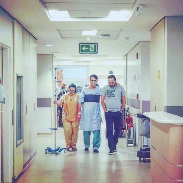 Jair Bolsonaro faz caminhada em hospital