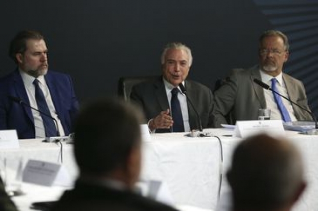 O presidente do STF, Dias Toffoli, o presidente Michel Temer e o ministro da Segurança Pública, Raul Jungmann, durante cerimônia de instalação do Conselho Nacional de Segurança Pública e Defesa Social. 