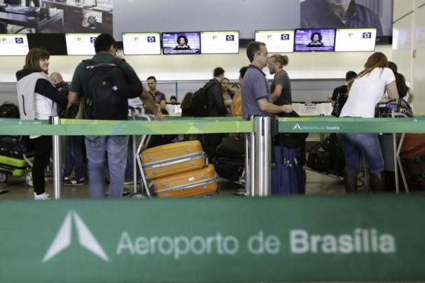 Movimento de passageiros no Aeroporto Internacional Juscelino Kubitschek. 