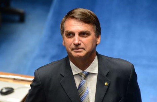 Brasília - O deputado Jair Bolsonaro durante promulgação da Emenda Constitucional 77, que permite médicos militares trabalharem no SUS (Antonio Cruz/Agência Brasil)