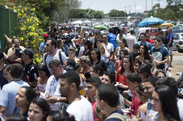 Candidatos chegam a local de provas para o primeiro dia do ENEM 2014 (Marcelo Camargo/Agência Brasil)