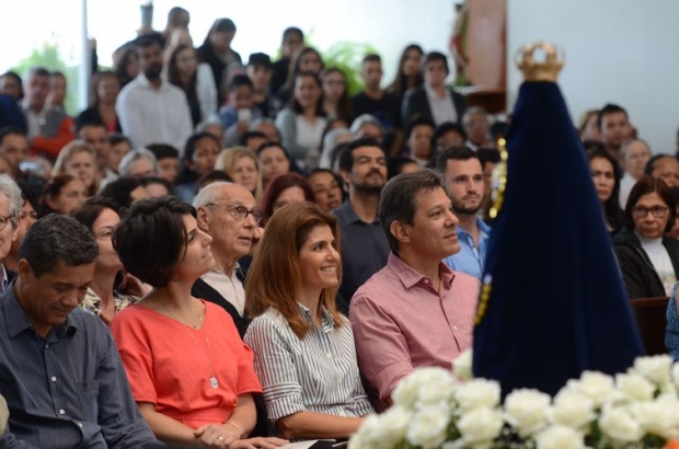 O candidato do PT à Presidência da República, Fernando Haddad, participou de missa em homenagem a Nossa Senhora Aparecida e ao Dia da Criança na Paróquia dos Santos Mártires, no Jardim Ângela, bairro periférico da zona sul paulistana