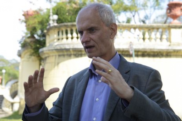 O diretor do Museu Nacional do Rio de Janeiro, Alexander Kellner fala à imprensa em frente ao museu, na Quinta da Boa Vista.