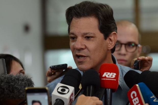 O candidato à Presidência da República, Fernando Haddad, fala com a imprensa no hotel Matsubara, em São Paulo.