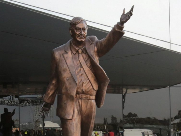 Estátua de Kirchner na Unasul