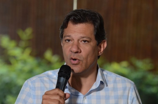 O candidato a presidência da República, Fernando Haddad fala com a imprensa após reunião com a chefe da missão de observação eleitoral da OEA, Laura Chinchilla, no hotel Matsubara.