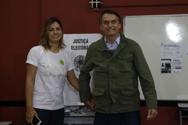 Acompanhado de agentes da PF e da mulher, o candidato à Presidência da República pelo PSL, Jair Bolsonaro, vota na Escola na Municipal Rosa da Fonseca, na Vila Militar, no Rio de Janeiro.