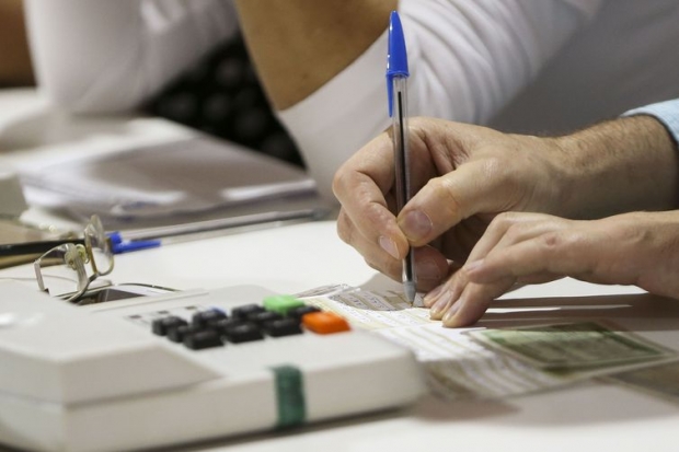 Eleitores justificam a ausência na votação em posto montado em shopping de Brasília.