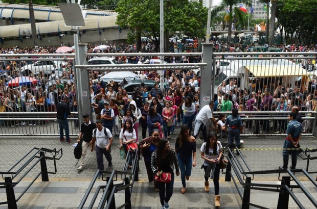 São Paulo - Estudantes chegam à Universidade 9 de Julho (Uninove) para o segundo dia de provas do Exame Nacional do Ensino Médio (Enem), em Barra Funda, zona oeste. (Rovena Rosa/Agência Brasil)