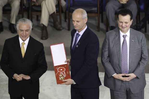 O presidente Michel Temer entrega a medalha da Ordem Nacional do Mérito Científico ao diretor do Museu Nacional, Alexander Kellner, junto ao ministro de Ciência e Tecnologia, Gilberto Kassab.