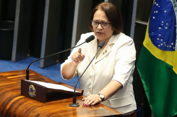 Brasília - Senadora Fátima Bezerra durante sessão do impeachment no Senado, conduzida pelo presidente do STF, Ricardo Lewandowski (Antonio Cruz/Agência Brasil)