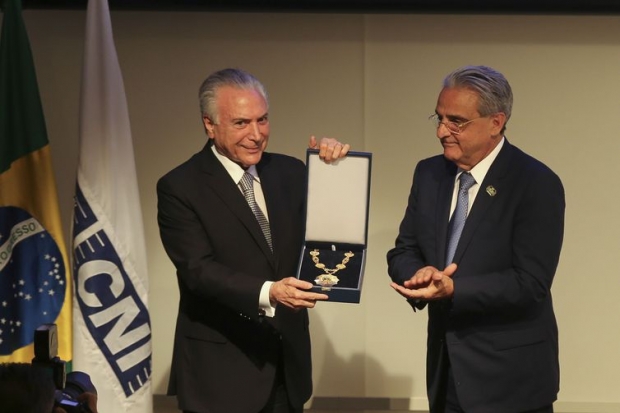 O presidente Michel Temer recebe do presidente da Confederação Nacional da Indústria (CNI), Robson Andrade, o Grande Colar da Ordem do Mérito Industrial.