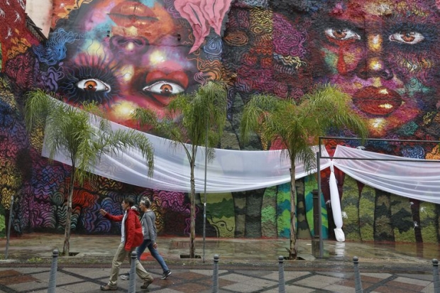 A grafiteira e ativista Panmela Castro produziu um mural de 500 metros quadrados, no centro do Rio de Janeiro, para homenagear as mulheres negras.