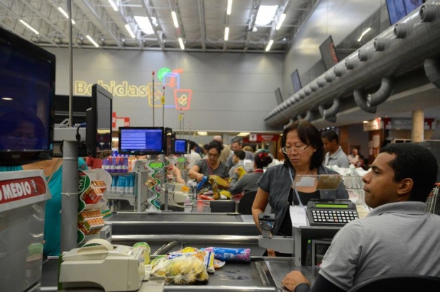 Vitória (ES) - Supermercados lotados com filas nos caixas e na entrada funcionam com horário reduzido (Tânia Rêgo/Agência Brasil)