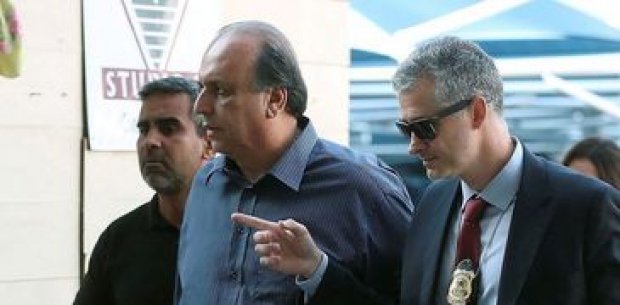 BRA02 RIO DE JANEIRO (BRASIL), 29/11/2018.- El Gobernador de Rio de Janeiro Luiz Fernando Pezão (c), llega a la Policcia Federal arrestado por corrupción en el operativo Lava Jato hoy, 29 de noviembre de 2018 en la ciudad de Rio de Janeiro,