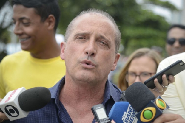 O deputado federal e futuro ministro da Casa Civil, Onyx Lorenzoni fala à impresa após saída da casa do presidente eleito, Jair Bolsonaro, na Barra da Tijuca, zona oeste da capital fluminense.