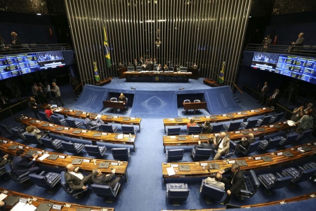  O presidente do Senado, Eunício Oliveira conversa com senador Eduardo Braga durante votação para cargos do Ministério da Segurança Pública.