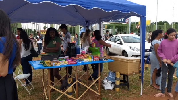 Ambulantes aproveitam o dia de prova do Enem para reforçar as vendas. Nas barracas, comércio alinhado à necessidade da prova: água, caneta preta com embalagem transparente e alimentos industrializados