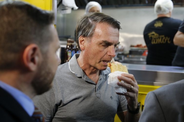 O presidente eleito, Jair Bolsonaro come cachorro-quente no Hot Dog do Senhor, em Resende, no sul fluminense no início da noite de hoje