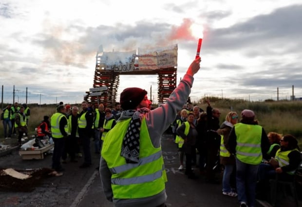Manifestantes dos coletes amarelos bloqueiam o acesso a uma refinaria de petróleo em Frontignan (França).