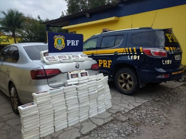 PRF apreende 150 kg de cocaína em fundo falso de carro