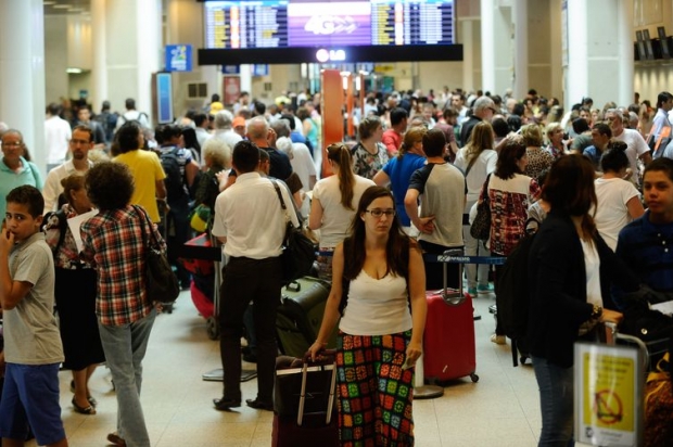  Movimentação no Aeroporto Santos Dumont na antevéspera de Natal.(Tânia Regô/Agência Brasil)