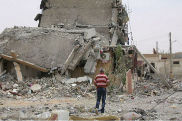 Destroços de um prédio na cidade de Tabqa, província de Raqqa, na Síria