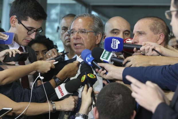 O ministro da Economia, Paulo Guedes, falam à imprensa após reunião, com o ministro chefe da Casa Civil, Onyx Lorenzoni