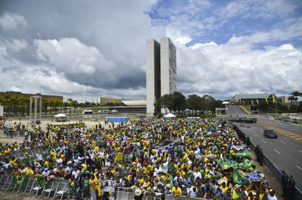 Populares aguardam na Praça dos Três Poderes, a cerimônia de posse do presidente eleito, Jair Bolsonaro, em Brasília.