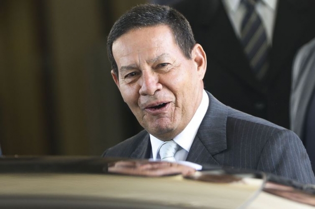 O presidente em exercício,General Hamilton Mourão, ao sair de seu gabinete no Palácio do Planalto. 