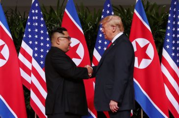 Presidente dos EUA, Donald Trump, aperta a mão do líder da Coreia do Norte, Kim Jong Un - REUTERS/Jonathan Ernst