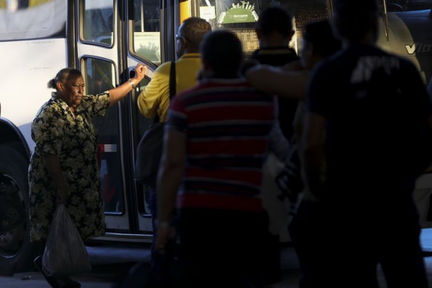 Idosos na região central de Brasília.