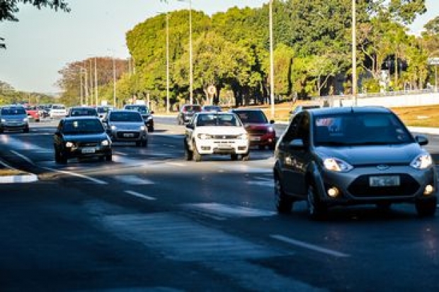 Brasília - O uso do farol baixo aceso durante o dia em rodovias é obrigatório a partir desta sexta-feira (8). Quem descumprir a lei será multado em R$ 85,13, por infração leve, e terá quatro pontos na carteira de habilitação (José Cruz