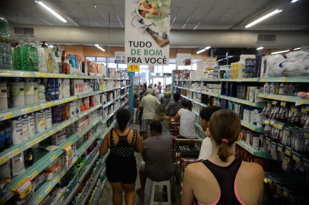 Vitória (ES) - Supermercados lotados com filas nos caixas e na entrada funcionam com horário reduzido (Tânia Rêgo/Agência Brasil)