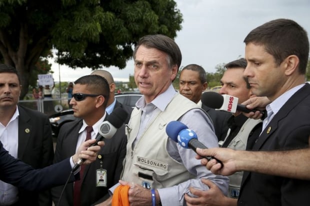 O Presidente Jair Bolsonaro, chega ao Palácio do Alvorada, cumprimenta moradores de Glicério/SP e fala sobre à tragédia em Brumadinho.