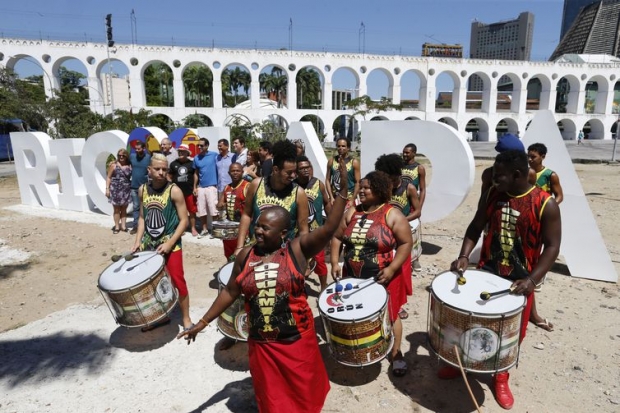 A Lapa, no centro do Rio de Janeiro, ganha mobiliário urbano com a frase RioAmaLapa. 