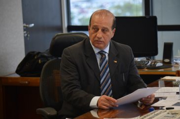 Brasília - O ministro do TCU, Augusto Nardes, fala à imprensa em seu gabinete (Fabio Rodrigues Pozzebom/Agência Brasil)