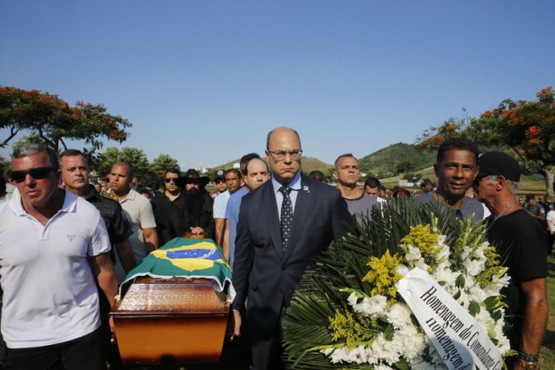 O governador do Rio de Janeiro, Wilson Witzel, carrega caixão no enterro do soldado Mariotti, primeiro policial militar morto no ano, no Cemitério Jardim da Saudade.