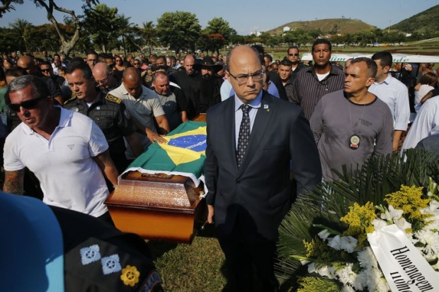 O governador do Rio de Janeiro, Wilson Witzel, carrega caixão no enterro do soldado Mariotti, primeiro policial militar morto no ano, no Cemitério Jardim da Saudade.